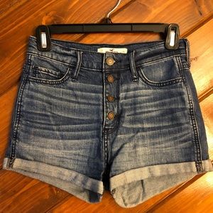 Hollister high-wasted shorts🔷
